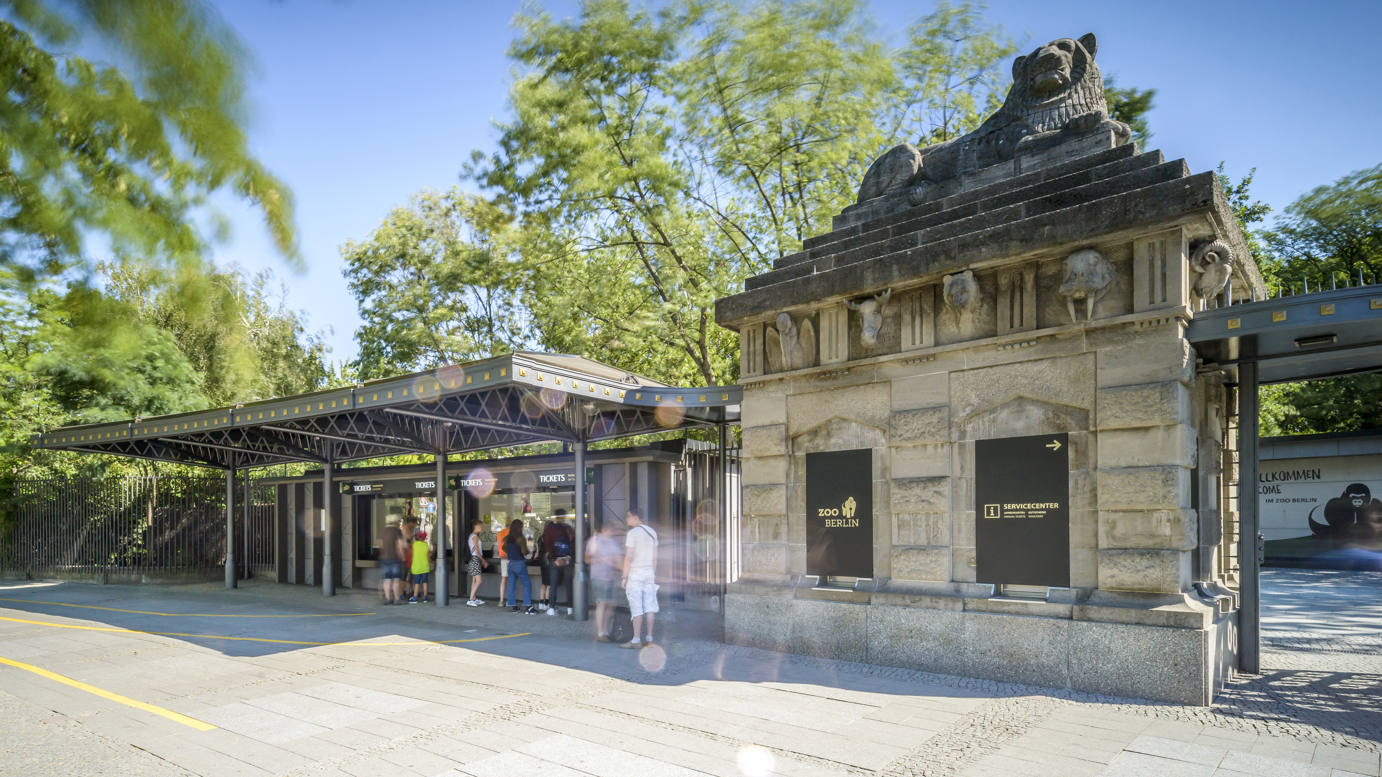 Lowentor Entrance Berlin Zoo Blooloop