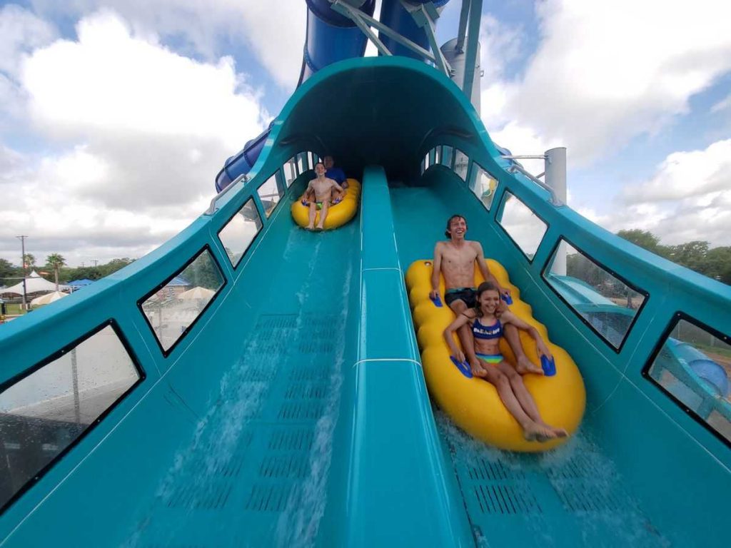 Los visitantes de ProSlide en la montaña rusa de agua en duelo en Splashway